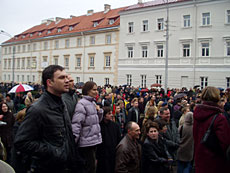 массы людей заполонили площадь перед президентским дворцом