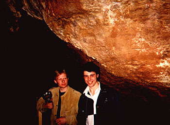 О, я помню как однажды во время Праги-1 (наша первая общая вылазка в 1996 году) в Марианских пещерах после осмотра экспозиции смотритель подземелий подошел к доктору лабиннаГ и попросил показать внутренности своего рюкзака - это мерзкое создание думало, что лабиннаГ собирает какие-то камни. Получив решительный отпор в виде полного отсутствия доказательств, вышеупомянутый страж порядка согласился сняться на фотокарточку (прилагается)
